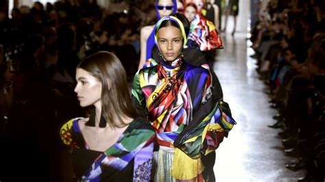 Versace AW18 review: headstrong fashions for a political age